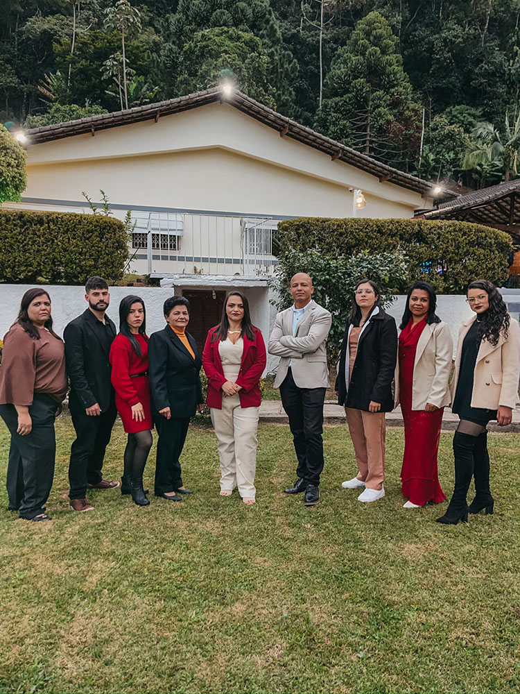 Equipe da Patrimonial Soluções em Negócios reunida na sede em Teresópolis